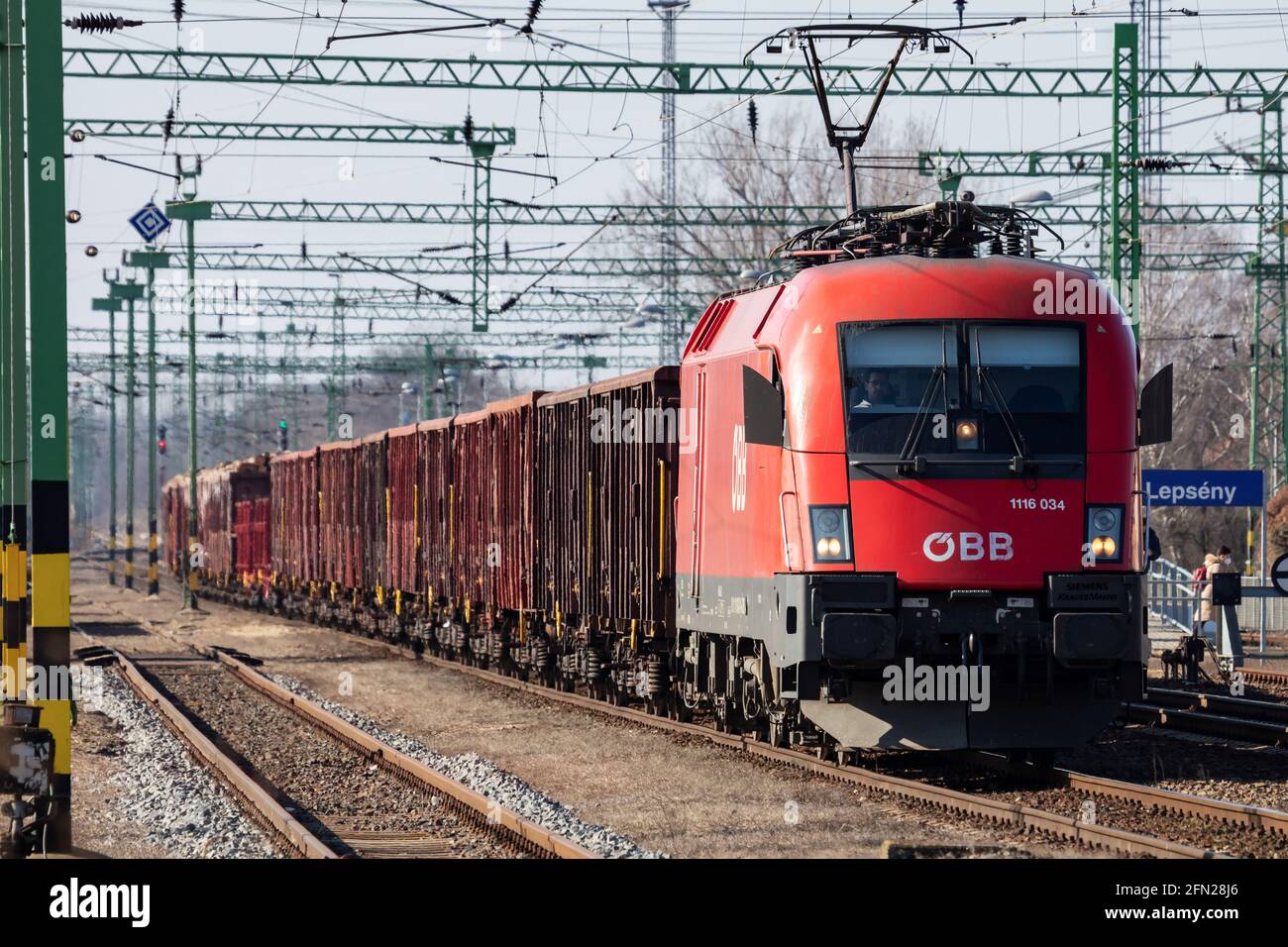 Lepseny, Ungheria - 28 febbraio 2021: TRENO merci OEBB Austrian Railways con locomotiva Siemens Taurus 1116 034-0 a Lepseny Railway st Foto Stock