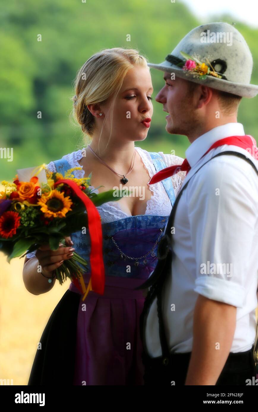 schönes junges Paar in Tracht mit Kussmund Foto Stock