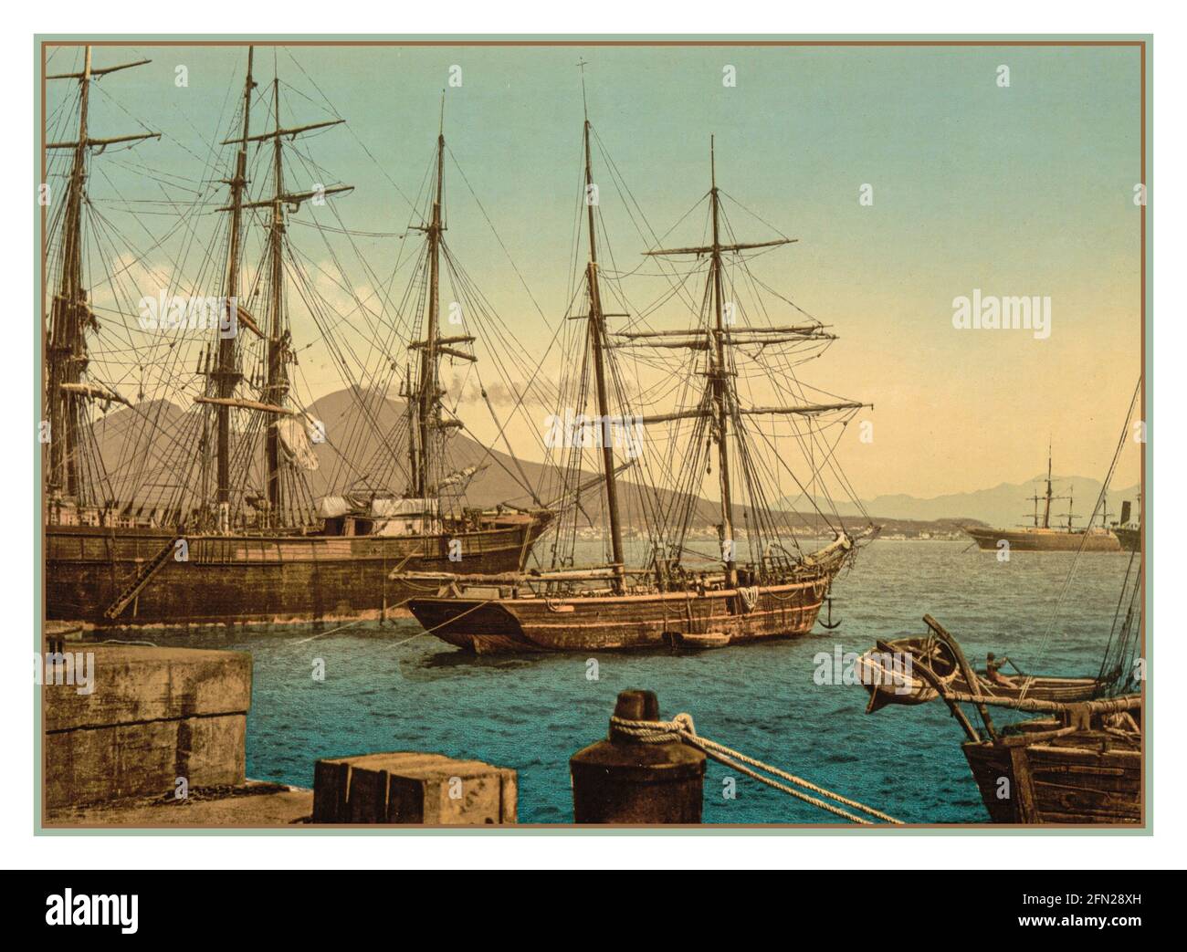 Napoli Porto Vintage retro 1890's Photochrom Chromolithographic Italia Vesuvio vulcano attivo fumo dietro. Barche da pesca e navi a vela ormeggiate nel porto di Napoli Italia Foto Stock