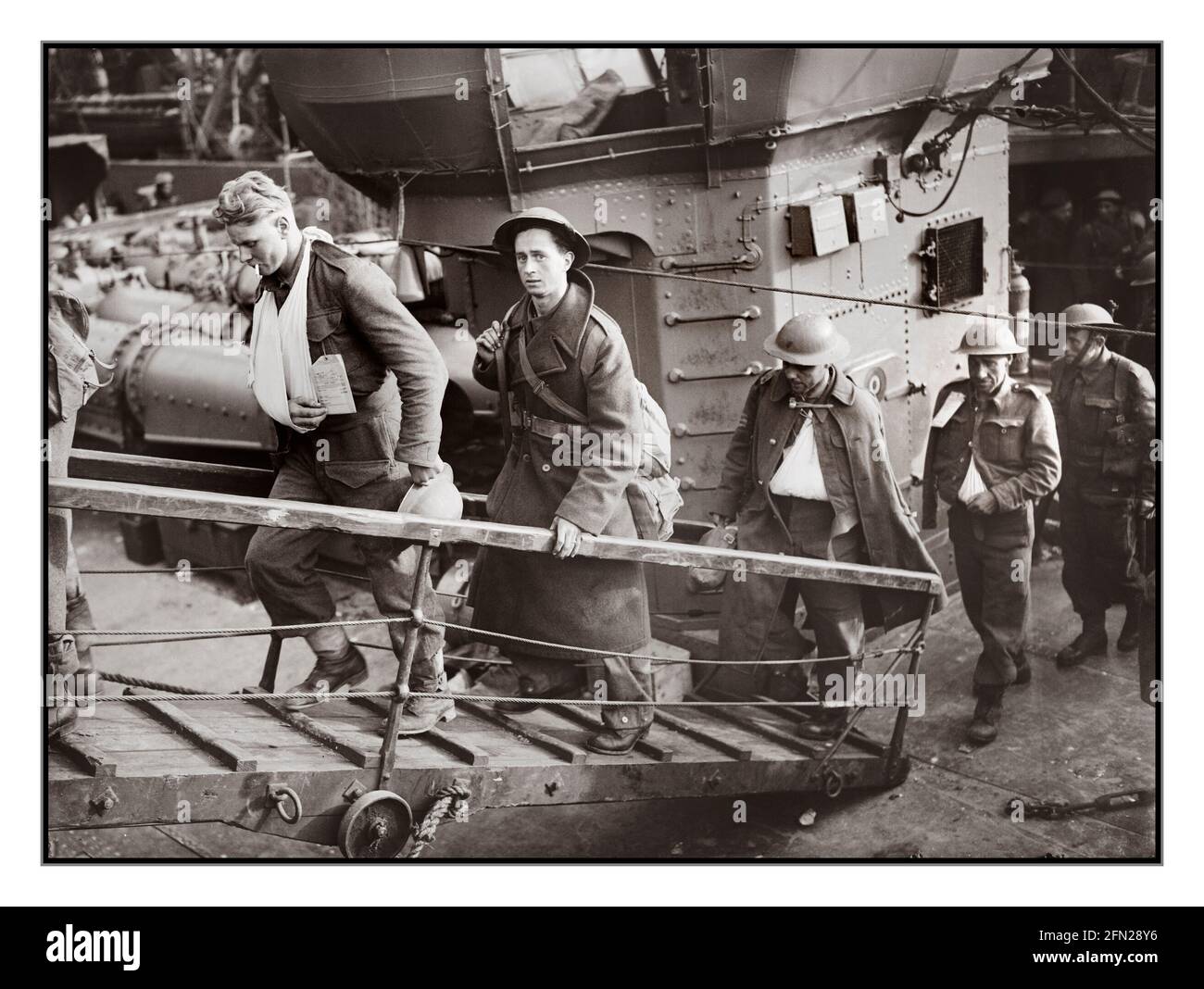 WW2 EVACUAZIONE DI DUNKERQUE i soldati britannici feriti evacuati da Dunkerque salgono sulla gangplank da un cacciatorpediniere della Royal Navy a dover, 31 maggio 1940. Seconda guerra mondiale Foto Stock