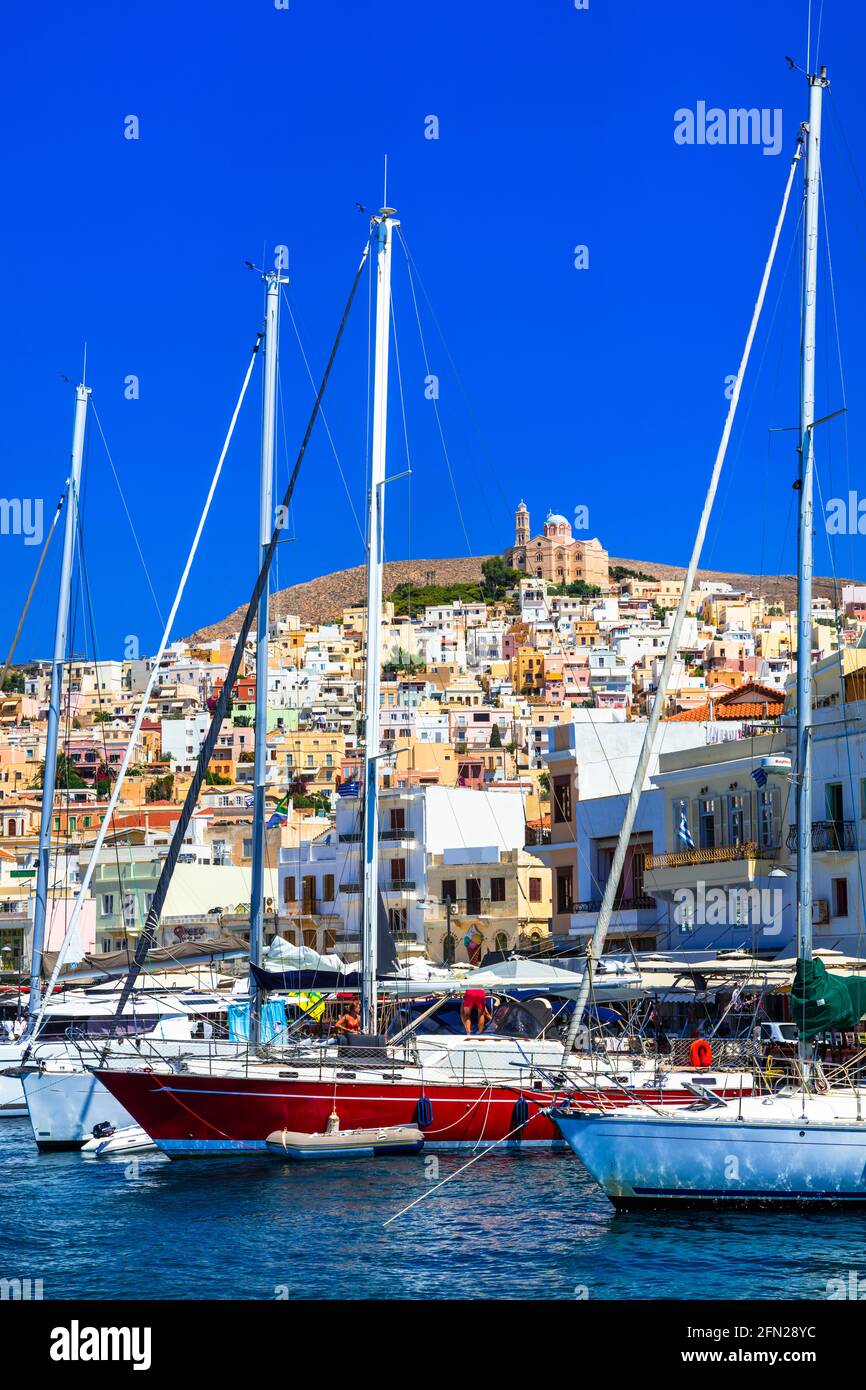 Grecia viaggio. Vista della città di Ermoupoli, capitale dell'isola di Syros. CICLADI. Giugno 2016 Foto Stock