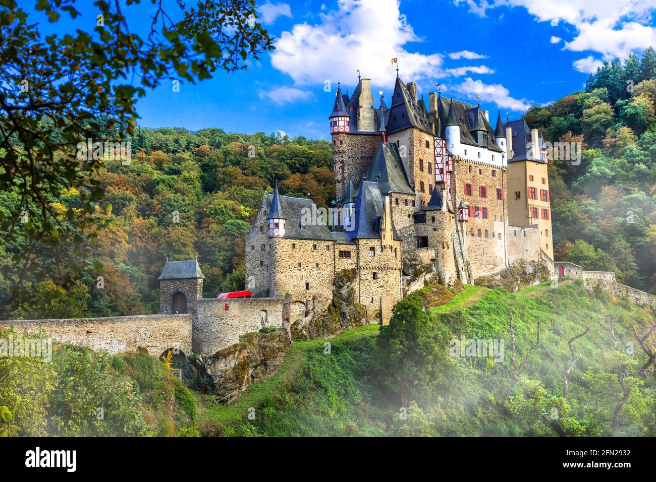 Burg Eltz - uno dei castelli più belli d'Europa. Viaggi in Germania e monumenti storici Foto Stock