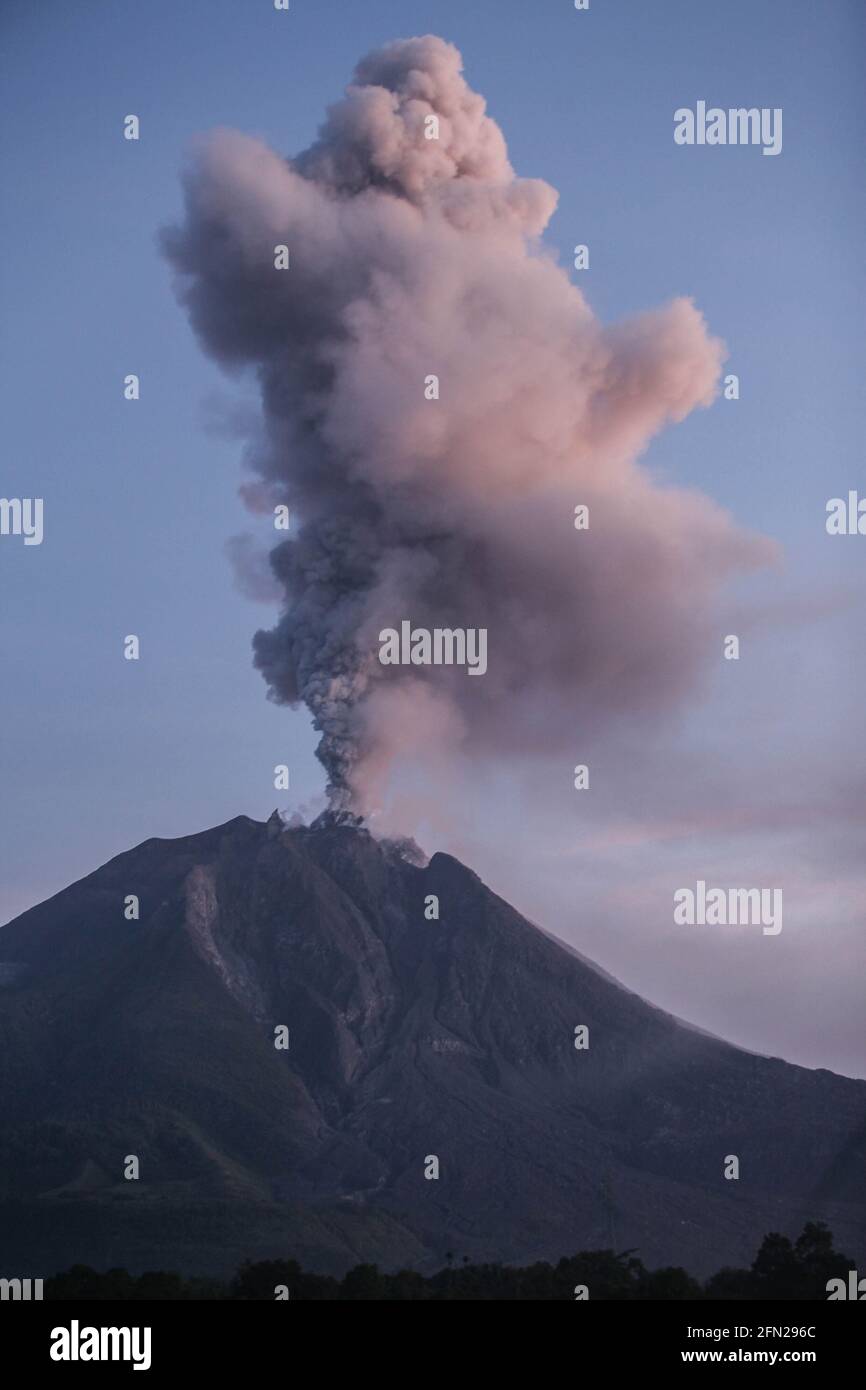 Sumatra settentrionale, Indonesia. 13 maggio 2021. Materiali vulcanici sparsi dal Monte Sinabung come visto nel distretto di Karo, Sumatra del Nord, Indonesia, 13 maggio 2021. Credit: Alberth Damanik/Xinhua/Alamy Live News Foto Stock
