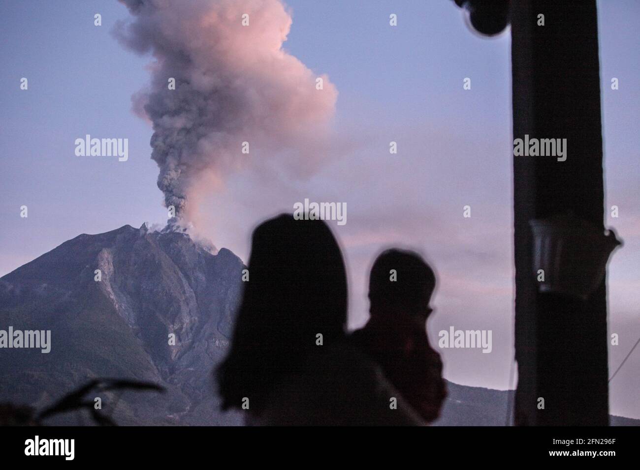 Sumatra settentrionale, Indonesia. 13 maggio 2021. Materiali vulcanici sparsi dal Monte Sinabung come visto nel distretto di Karo, Sumatra del Nord, Indonesia, 13 maggio 2021. Credit: Alberth Damanik/Xinhua/Alamy Live News Foto Stock