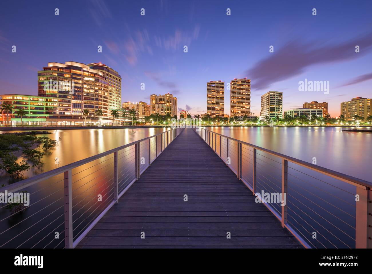 West Palm Beach, Florida, Stati Uniti d'America skyline del centro sulla Intracoastal Waterway. Foto Stock