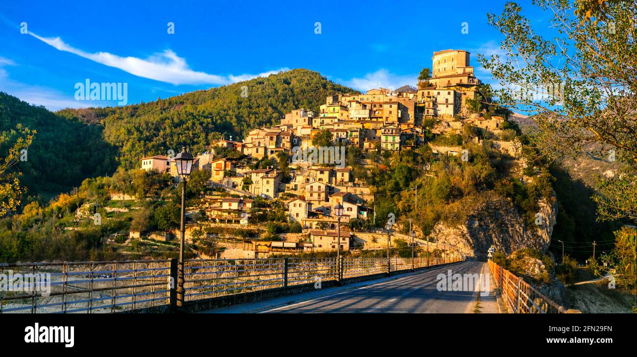 Suggestivi borghi medievali (borgo) d'Italia - Castel di Tora, situato nel lago di Turano. Regione Lazio Foto Stock