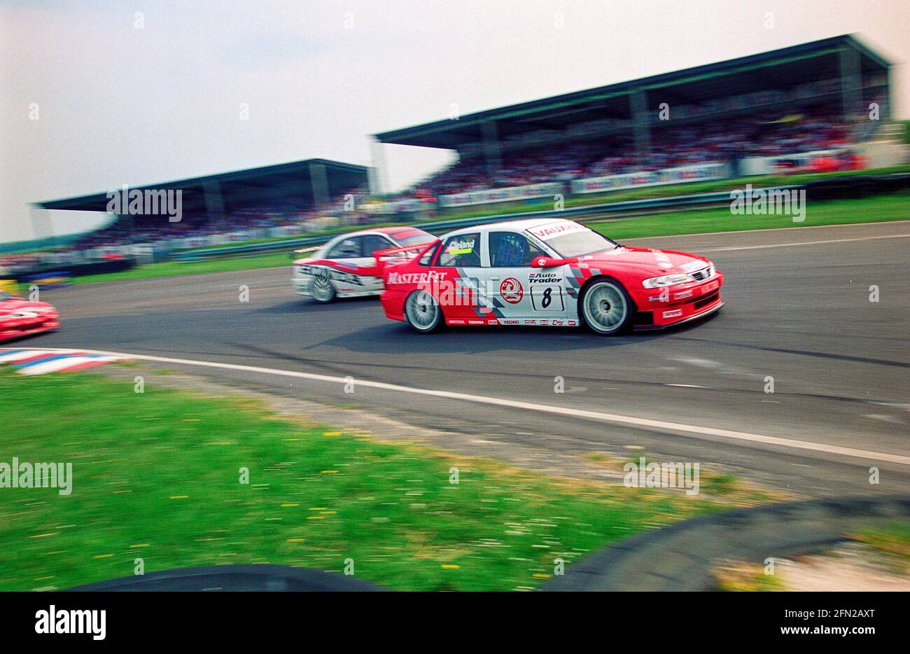 John Cleland esiste al circuito automobilistico Thruxton Club Chicane durante il campionato britannico di vetture Touring nel 1999 nella sua Vectra Vauxhall. Foto Stock