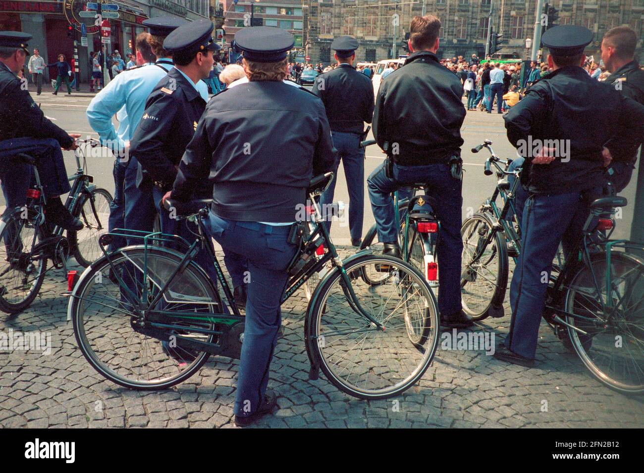 Dimostrazione storica dei punk in piazza Dam di Amsterdam all'inizio del 90s, con la polizia e la stampa con manifestanti con la bocca chiusa. Foto Stock