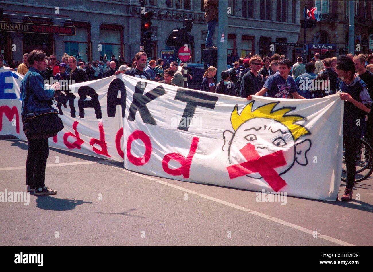 Dimostrazione storica dei punk in piazza Dam di Amsterdam all'inizio del 90s, con la polizia e la stampa con manifestanti con la bocca chiusa. Foto Stock