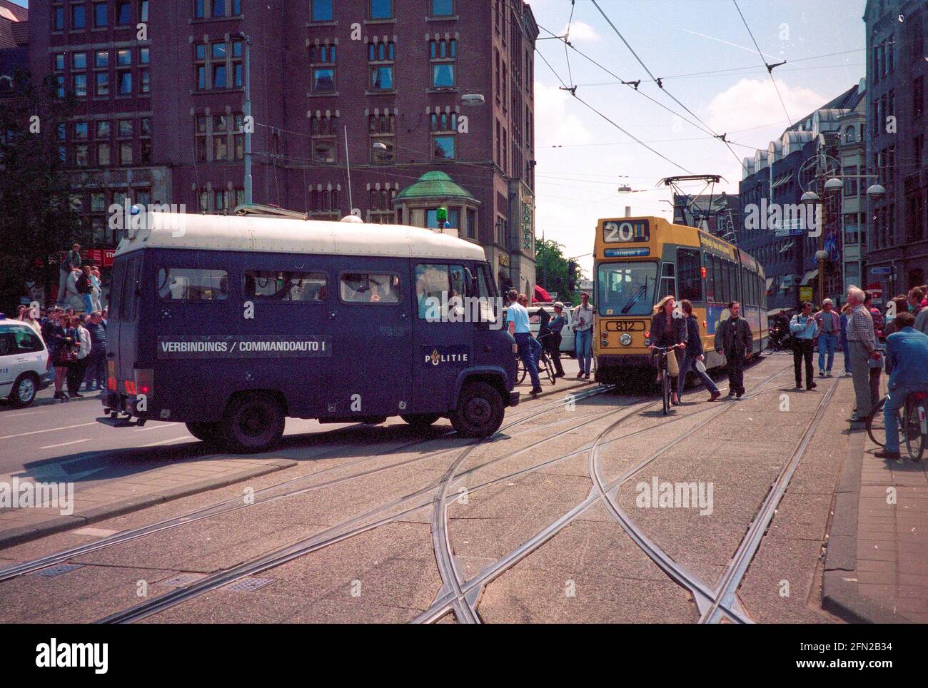 Dimostrazione storica dei punk in piazza Dam di Amsterdam all'inizio del 90s, con la polizia e la stampa con manifestanti con la bocca chiusa. Foto Stock