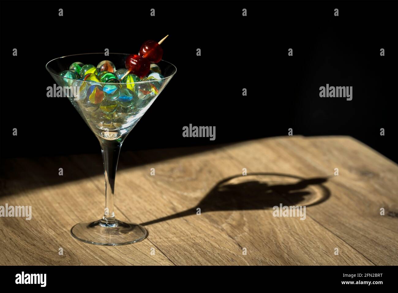Sfere di marmo e un vino di ombra di vetro Foto Stock