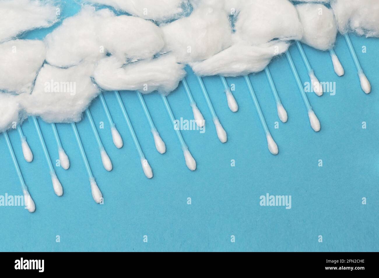 Gocce astratte di pioggia da tamponi auricolari in cotone Foto Stock