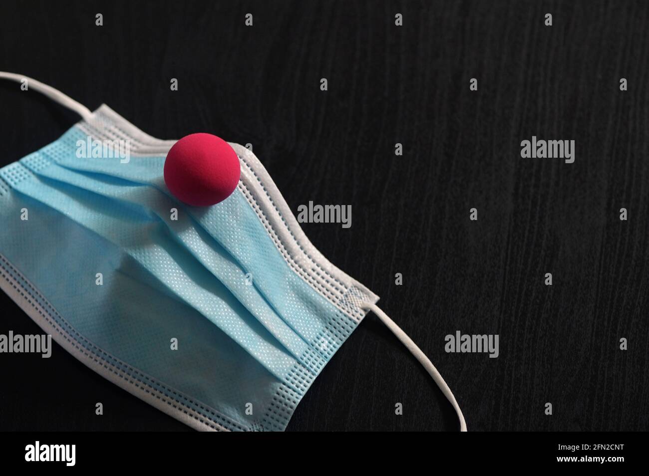 Maschere mediche astratte isolate e schiuma rossa naso di clown Foto Stock