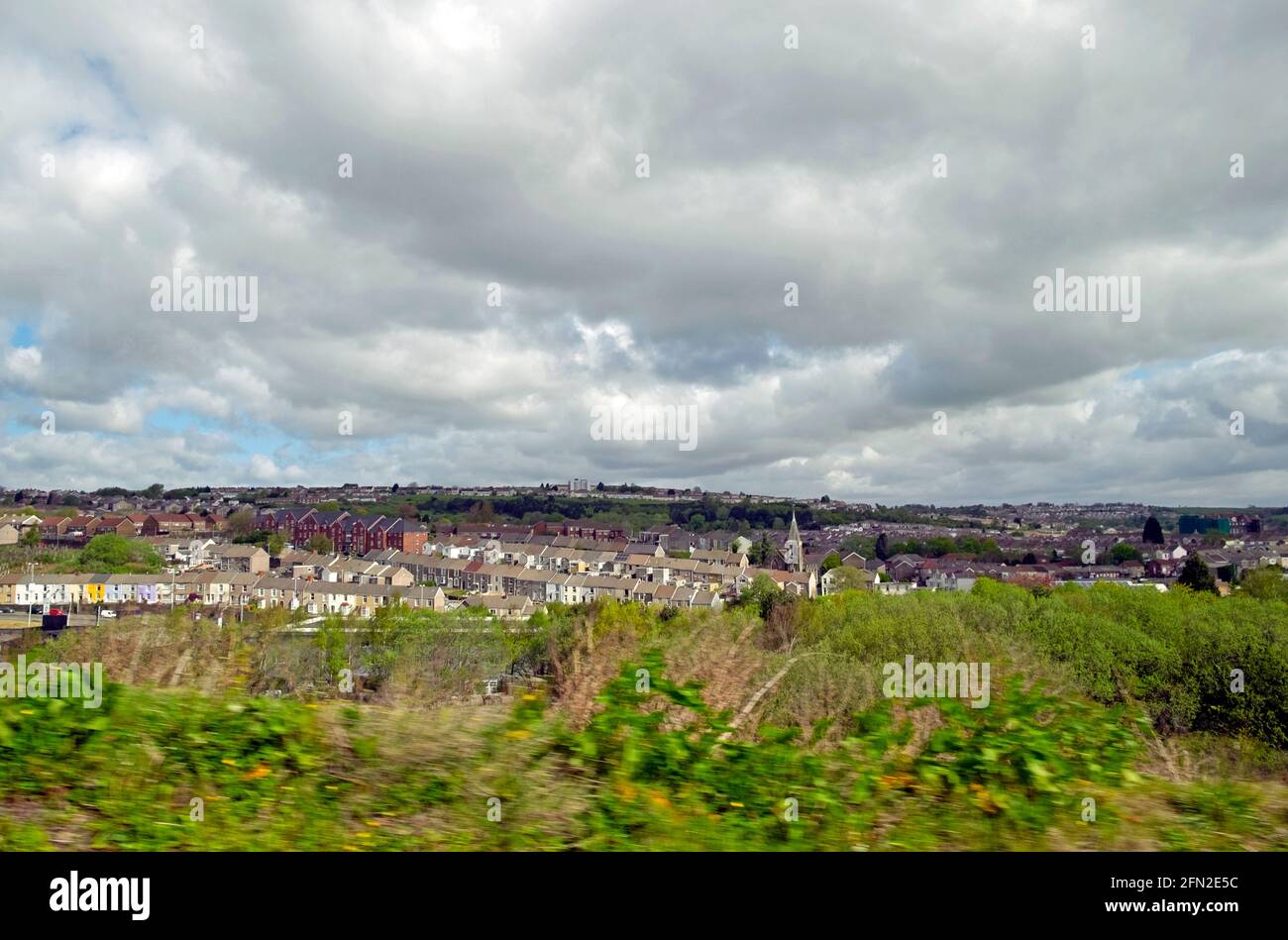 Vista di file di Swansea case a schiera in paesaggio dalla finestra del treno nella primavera 2021 West Glamorgan Galles UK KATHY DEWITT Foto Stock