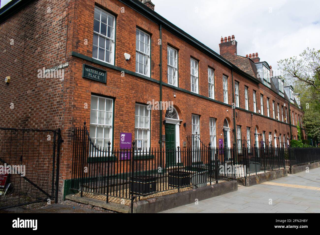 Edifici della Manchester University Waterloo Place. Fila di case a schiera 1832 su Oxford Road. Foto Stock