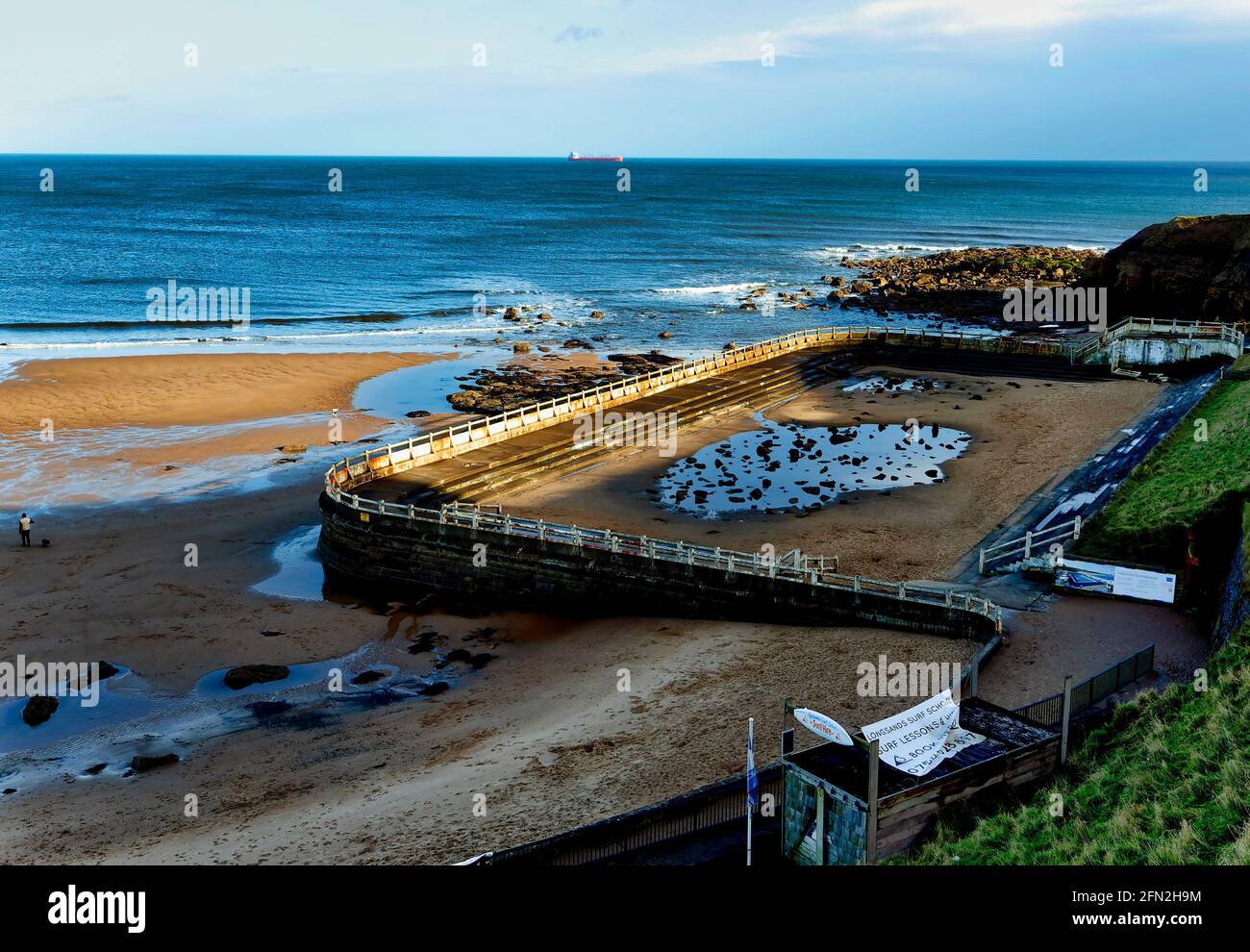 Piscina all'aperto abbandonata sulla spiaggia di Tynemouth, inn nel nord dell'Inghilterra. Foto Stock