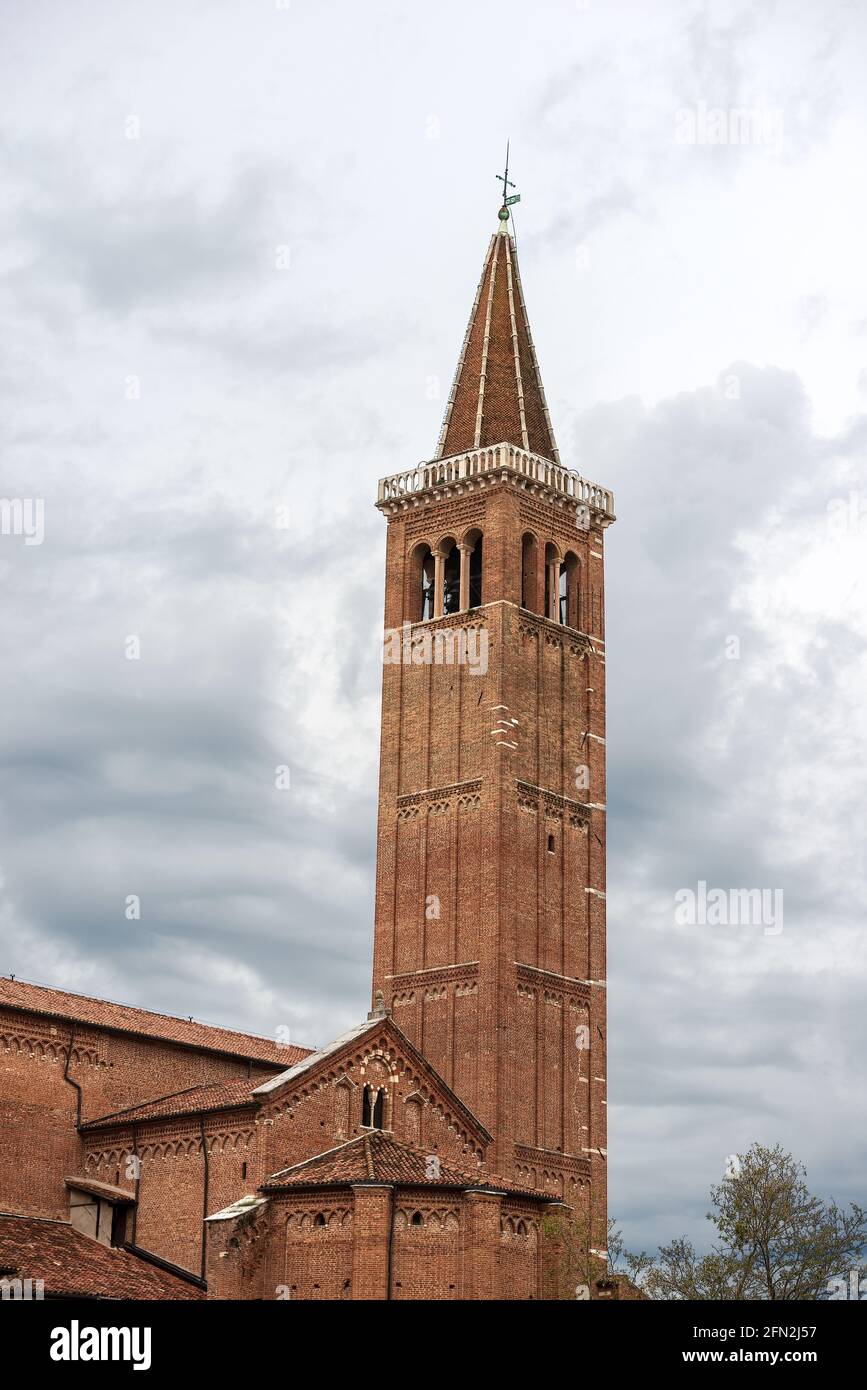 Primo piano della basilica medievale di Santa Anastasia in stile gotico con il campanile, Verona centro, patrimonio dell'umanità dell'UNESCO, Veneto, Italia. Foto Stock