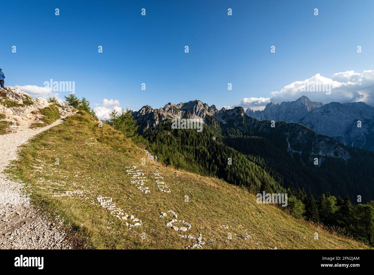 Alpi Giulie dal Monte Santo di Lussari con la cima del cacciatore e la catena montuosa del Jof di Montasio e del Jof Fuart. Foto Stock