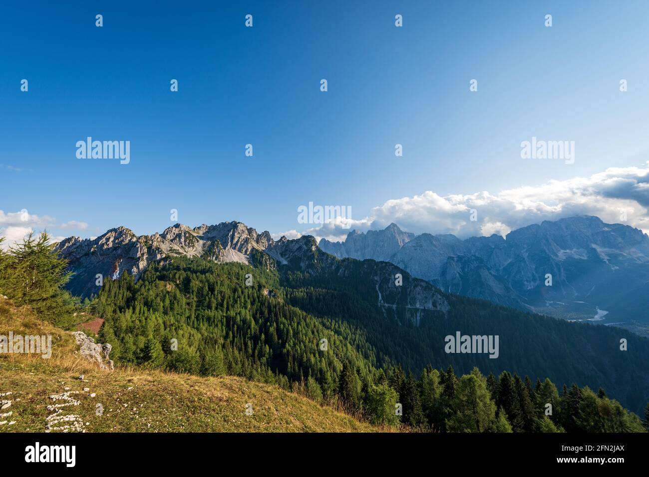 Alpi Giulie dal Monte Santo di Lussari con la cima del cacciatore e la catena montuosa del Jof di Montasio e del Jof Fuart. Foto Stock