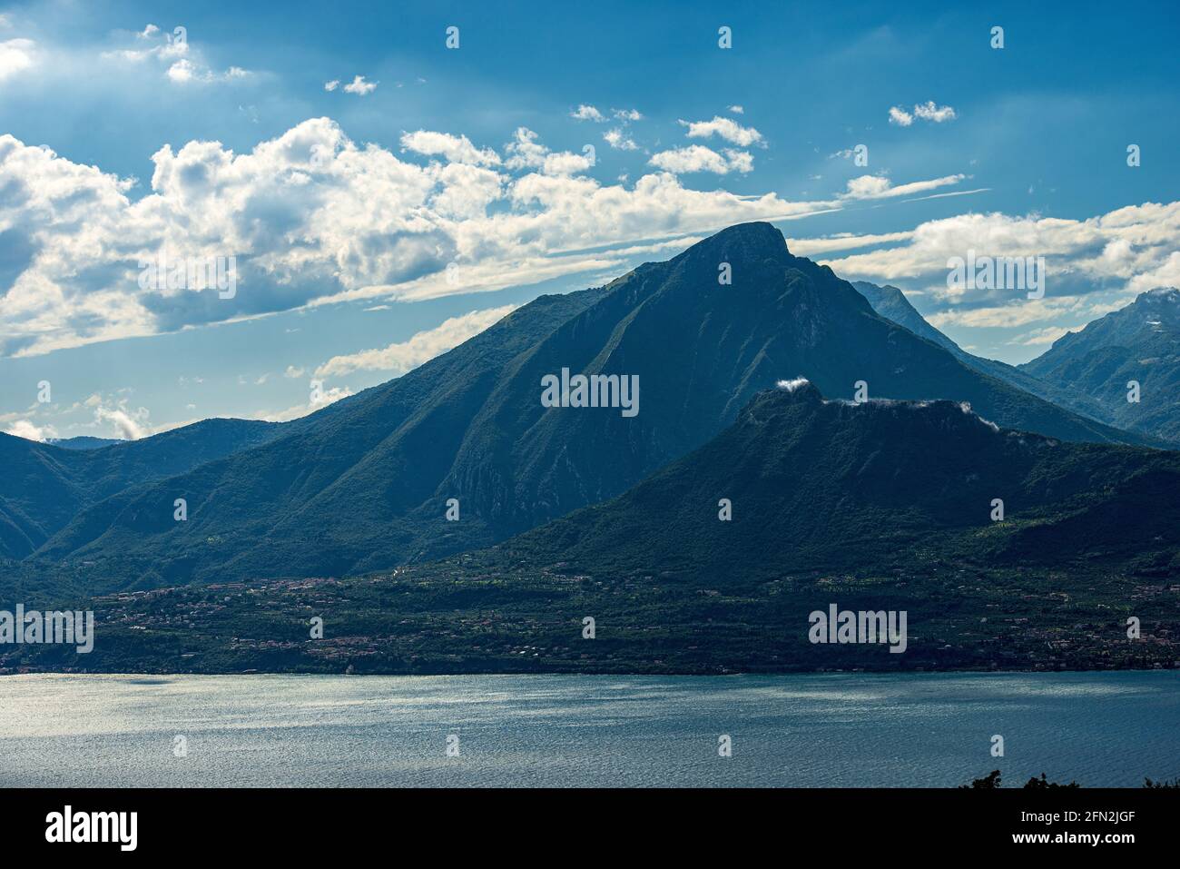 Veduta aerea del Lago di Garda e delle Alpi Italiane, vetta del Monte Pizzocolo chiamata anche naso o testa di Napoleone, Italia. Foto Stock