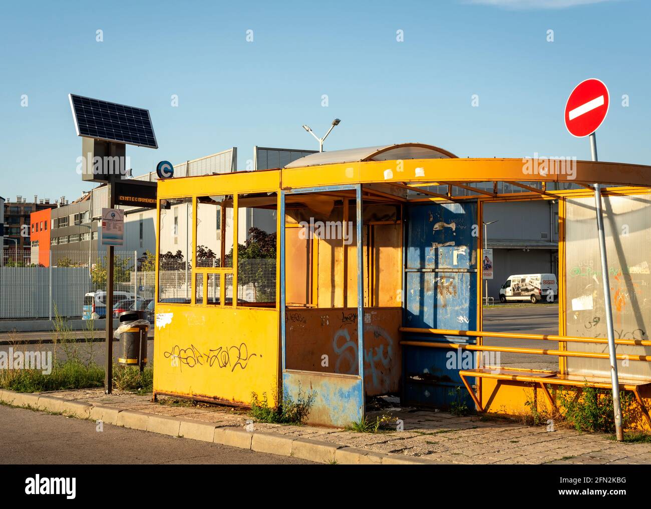 Semplice e senza pretese fermata di autobus modesto nei sobborghi di Sofia, Bulgaria, Europa orientale, UE Foto Stock