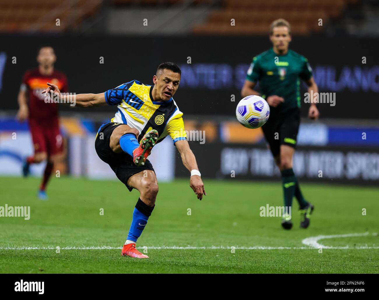 Milano, Italia. 12 maggio 2021. Alexis Sanchez del FC Internazionale in azione durante la Serie A 2020/21 tra FC Internazionale e COME Roma allo Stadio Giuseppe Meazza.(Punteggio finale; FC Internazionale 3 - 1 COME Roma) (Foto di Fabrizio Carabelli/SOPA Images/Sipa USA) Credit: Sipa USA/Alamy Live News Foto Stock