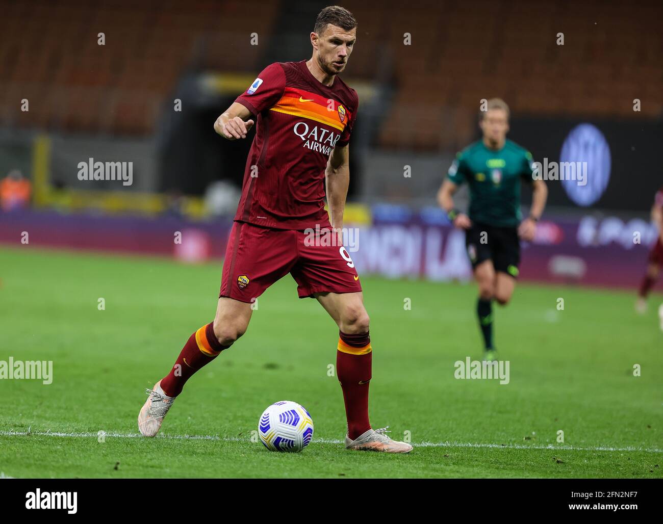 Milano, Italia. 12 maggio 2021. Edin Dzeko di AS Roma in azione durante la Serie A 2020/21 tra FC Internazionale e COME Roma allo Stadio Giuseppe Meazza.(Punteggio finale; FC Internazionale 3 - 1 COME Roma) (Foto di Fabrizio Carabelli/SOPA Images/Sipa USA) Credit: Sipa USA/Alamy Live News Foto Stock