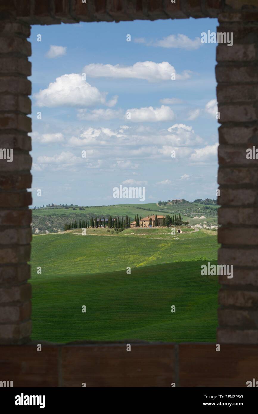 Panorama toscano visto da una finestra di un edificio sotto costruzione Foto Stock