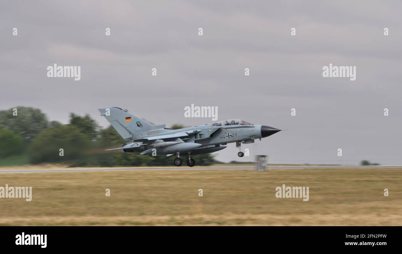 Evreux Air base Francia LUGLIO, 14, 2019 decollo di un moderno aereo bombardiere. PANAVIA Tornado IDS del Bombardiere tedesco dell'aviazione militare. Copia spazio Foto Stock