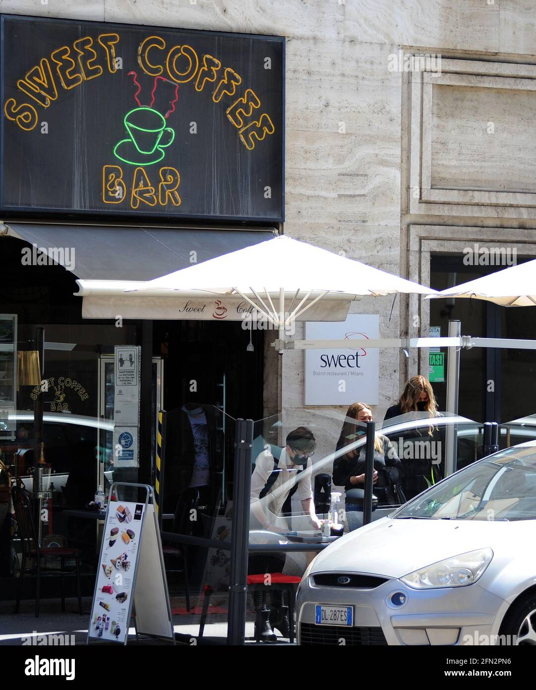 Milano, Rita Rusic pranzare in centro con gli amici Rita Rusic in splendida forma e vestito impeccabilmente, sorpreso per il pranzo in un ristorante nel centro. Insieme ad alcuni amici si ferma a 'Armani', poi dopo aver detto Arrivederci incontra un'altra amica che accompagna a un bar per un pranzo veloce, poi Rita Rusic fa una lunga telefonata e incontra una persona, prima di salire su un taxi e lasciare. Foto Stock