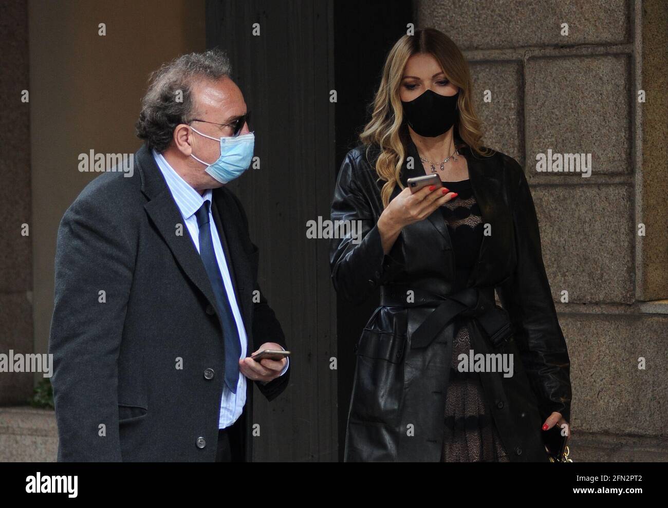 Milano, Rita Rusic pranzare in centro con gli amici Rita Rusic in splendida forma e vestito impeccabilmente, sorpreso per il pranzo in un ristorante nel centro. Insieme ad alcuni amici si ferma a 'Armani', poi dopo aver detto Arrivederci incontra un'altra amica che accompagna a un bar per un pranzo veloce, poi Rita Rusic fa una lunga telefonata e incontra una persona, prima di salire su un taxi e lasciare. Foto Stock