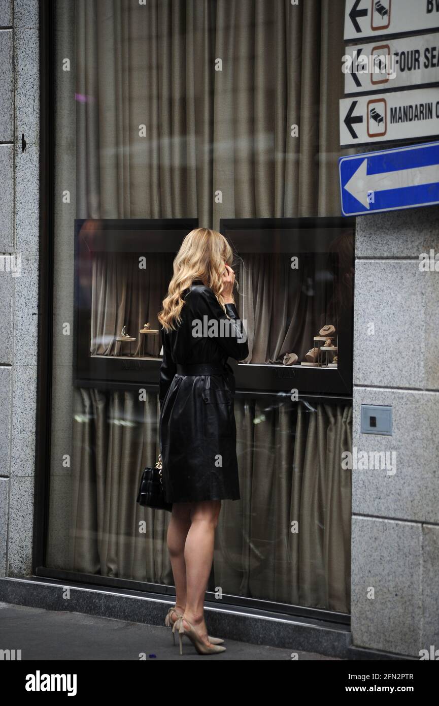 Milano, Rita Rusic pranzare in centro con gli amici Rita Rusic in splendida forma e vestito impeccabilmente, sorpreso per il pranzo in un ristorante nel centro. Insieme ad alcuni amici si ferma a 'Armani', poi dopo aver detto Arrivederci incontra un'altra amica che accompagna a un bar per un pranzo veloce, poi Rita Rusic fa una lunga telefonata e incontra una persona, prima di salire su un taxi e lasciare. Foto Stock