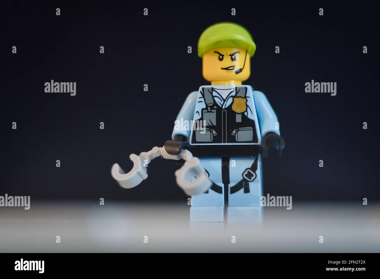 MONACO di BAVIERA, GERMANIA - 12 maggio 2021: LEGO figura di un poliziotto in piedi di fronte a sfondo nero. Concetto di sistema di polizia e giustizia Foto Stock MONACO di BAVIERA, GERMANIA - 12 maggio 2021: LEGO figura di un poliziotto in piedi di fronte a sfondo nero. Concetto di sistema di polizia e giustizia Foto Stock