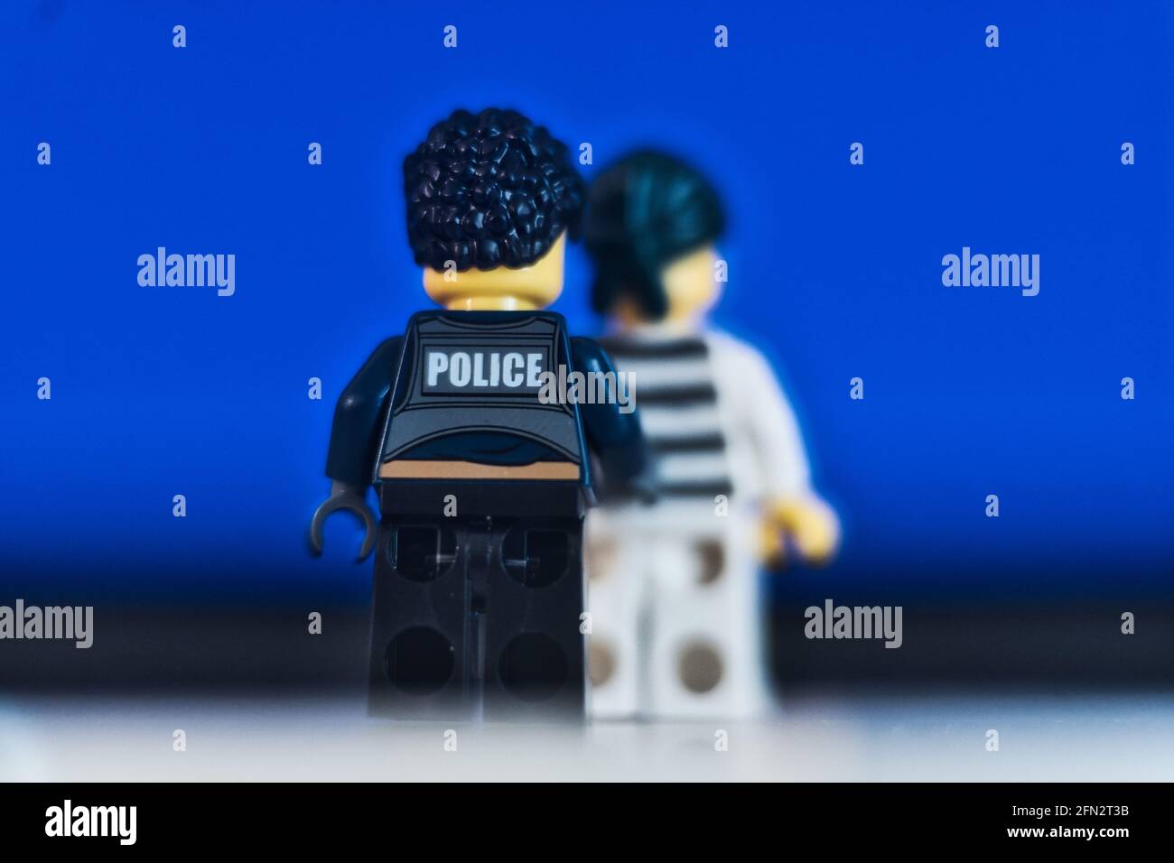 MONACO di BAVIERA, GERMANIA - 13 maggio 2021: LEGO figura di un ufficiale di polizia in piedi di fronte a sfondo blu. Concetto di sistema di polizia e giustizia Foto Stock MONACO di BAVIERA, GERMANIA - 13 maggio 2021: LEGO figura di un ufficiale di polizia in piedi di fronte a sfondo blu. Concetto di sistema di polizia e giustizia Foto Stock