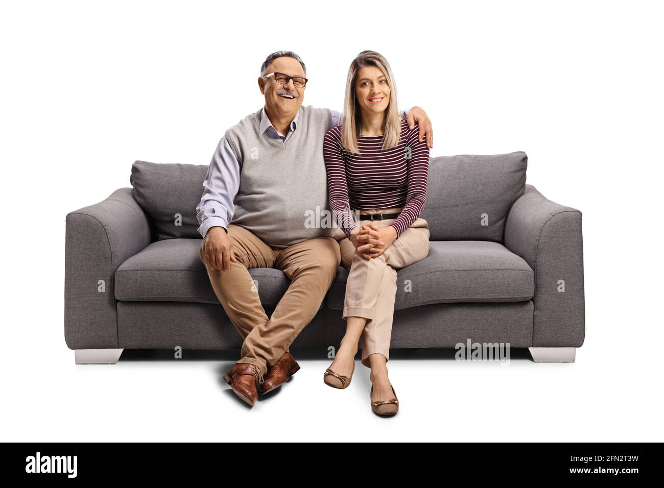 Padre e figlia seduti su un divano in un abbraccio isolato su sfondo bianco Foto Stock