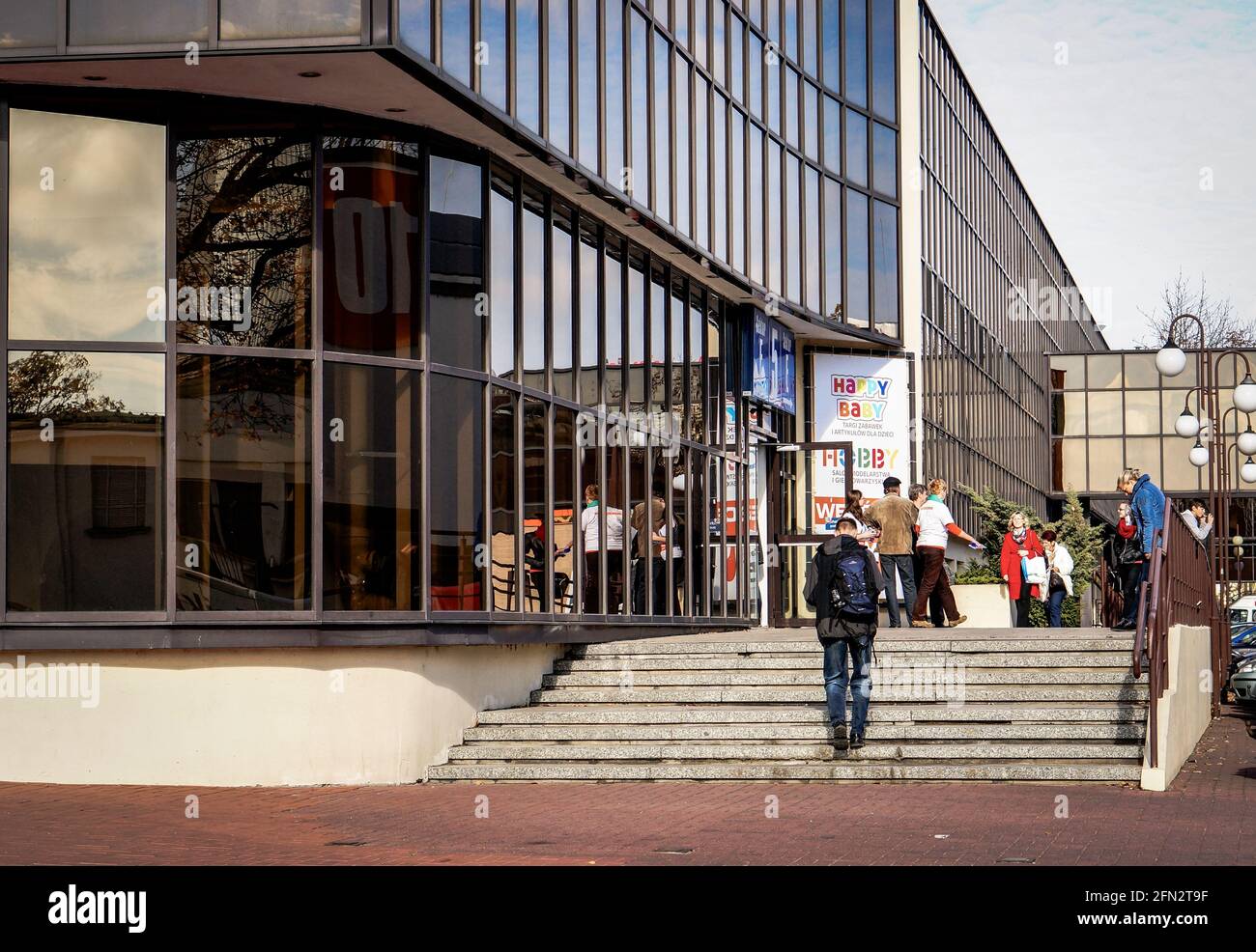 POZNAN, POLONIA - 28 Ott 2016: Gruppo di persone che camminano verso il palazzo del commercio equo e solidale in via Glogowska Foto Stock