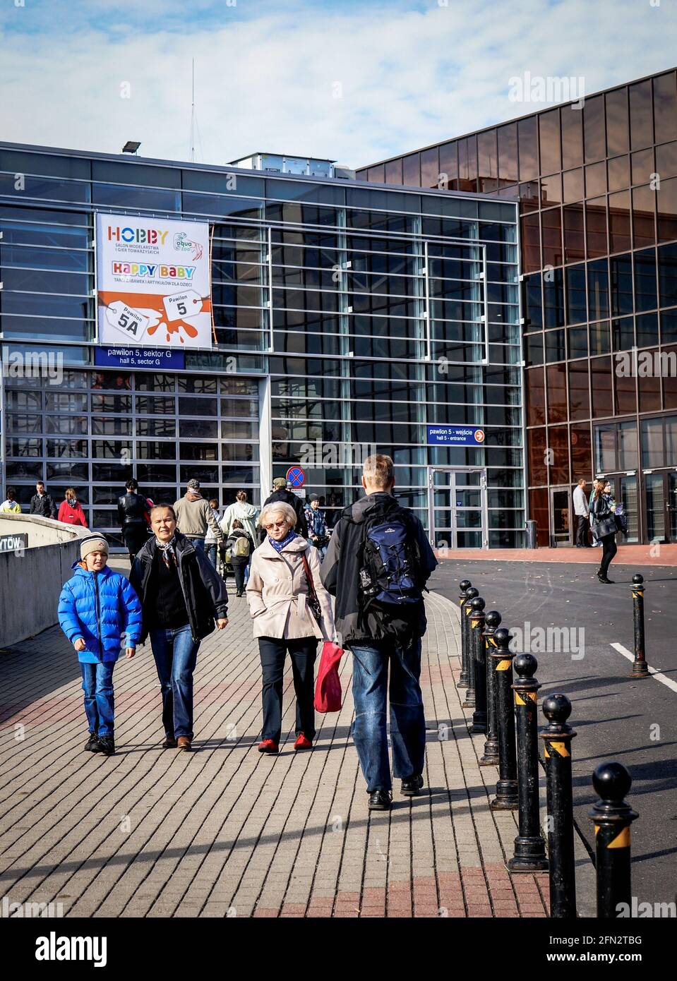POZNAN, POLONIA - 28 Ott 2016: Gruppo di persone che camminano verso il palazzo del commercio equo e solidale in via Glogowska Foto Stock