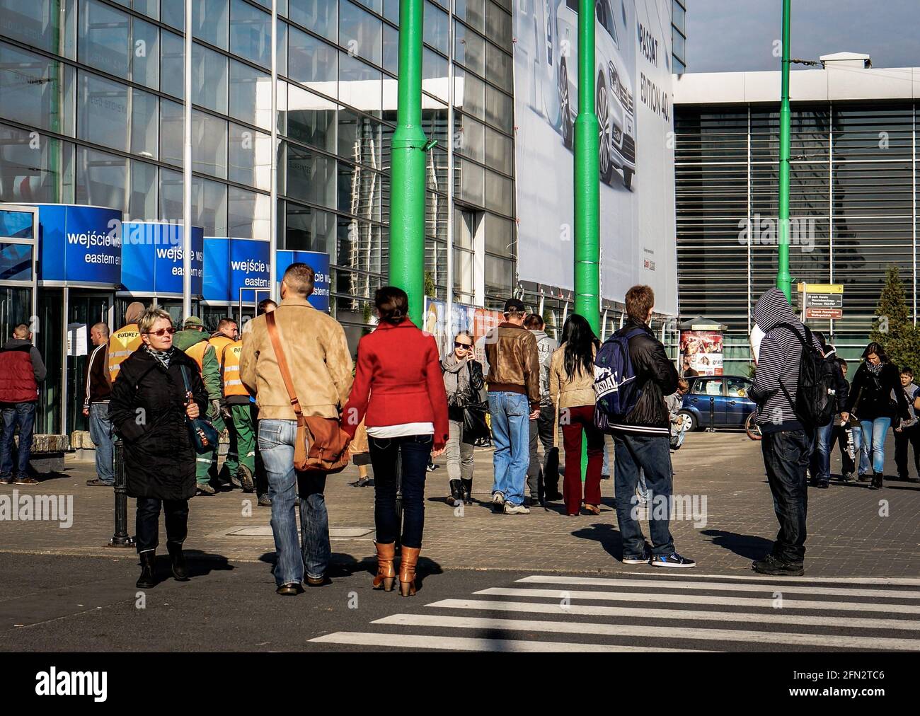 POZNAN, POLONIA - 28 Ott 2016: Gruppo di persone che camminano verso il palazzo del commercio equo e solidale in via Glogowska Foto Stock