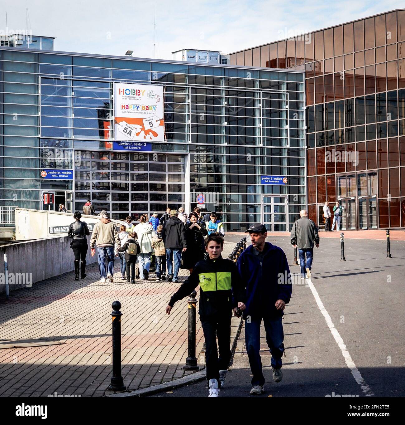 POZNAN, POLONIA - 28 Ott 2016: Gruppo di persone che camminano verso il palazzo del commercio equo e solidale in via Glogowska Foto Stock