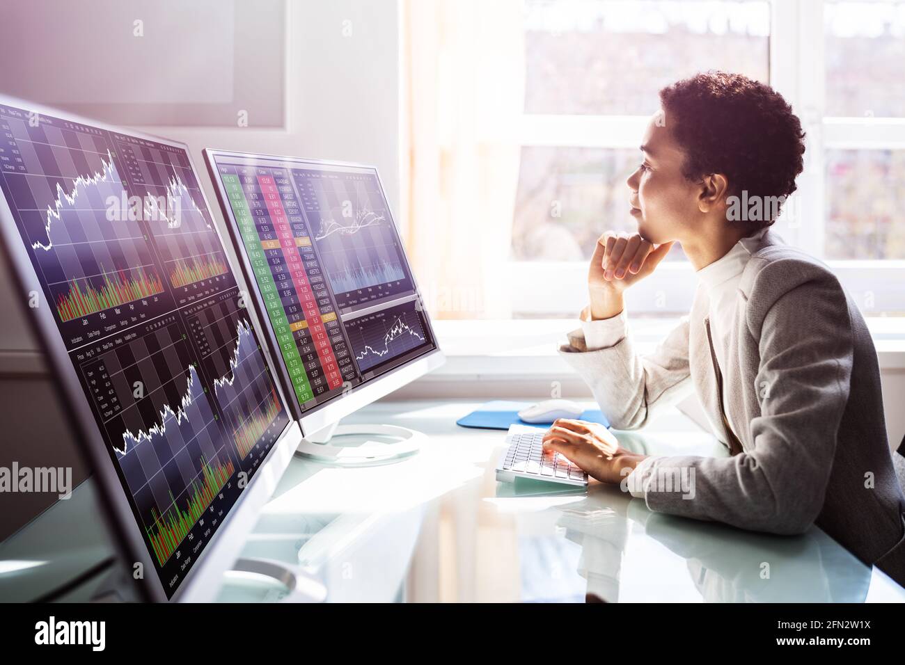 African Stock Market Analyst Business Woman utilizzando lo schermo del computer Foto Stock