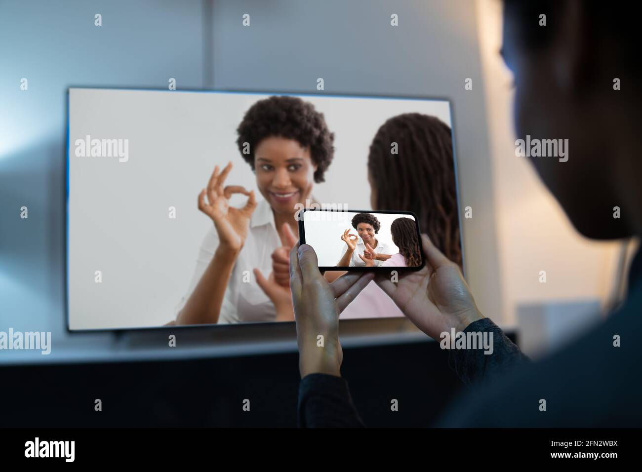 Donna che guarda la TV tramite smartphone e film in streaming Foto Stock