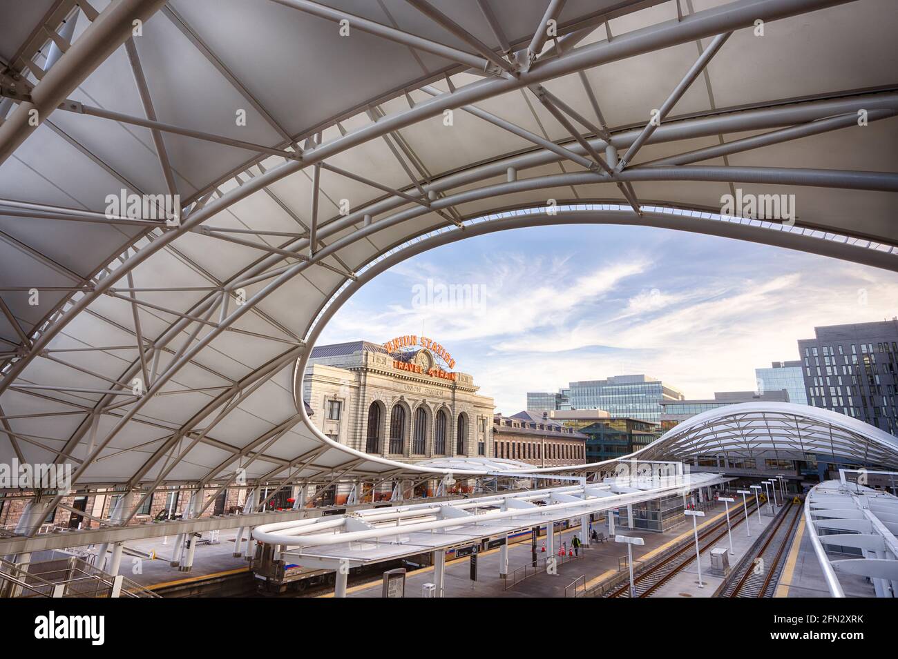 Denver, CO - 7 marzo 2021: Architettura moderna e di grande respiro della piattaforma ferroviaria presso la stazione di Uniion nel centro di Denver, Colorado Foto Stock