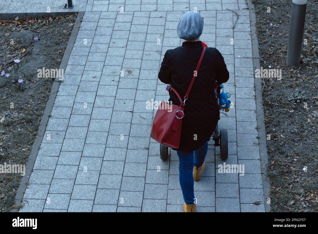 madre con carrozzina in città, vista dall'alto Foto Stock