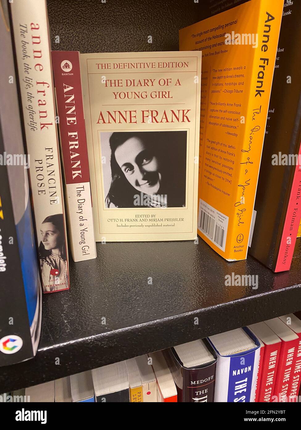 Il Diario di Anne Frank e libri sulla sua vita sono ancora venditori popolari presso i negozi di libri. New York. Foto Stock