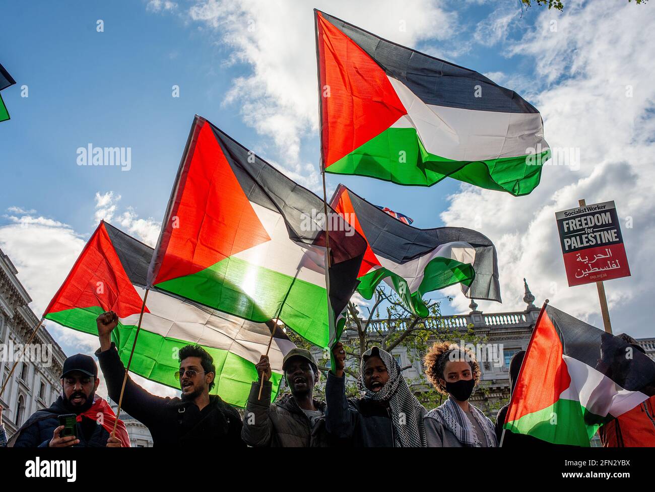 Manifestanti al raduno di Save Sheikh Jarrah per una Palestina libera, esortando il governo britannico ad agire e smettere di permettere a Israele di agire impunemente. Foto Stock