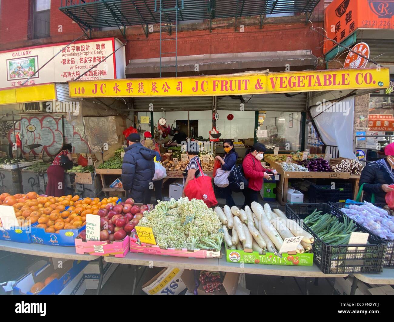 Mercato dei prodotti cinesi, frutta e verdura JC su Mott Street a Chinatown, New York City. Foto Stock