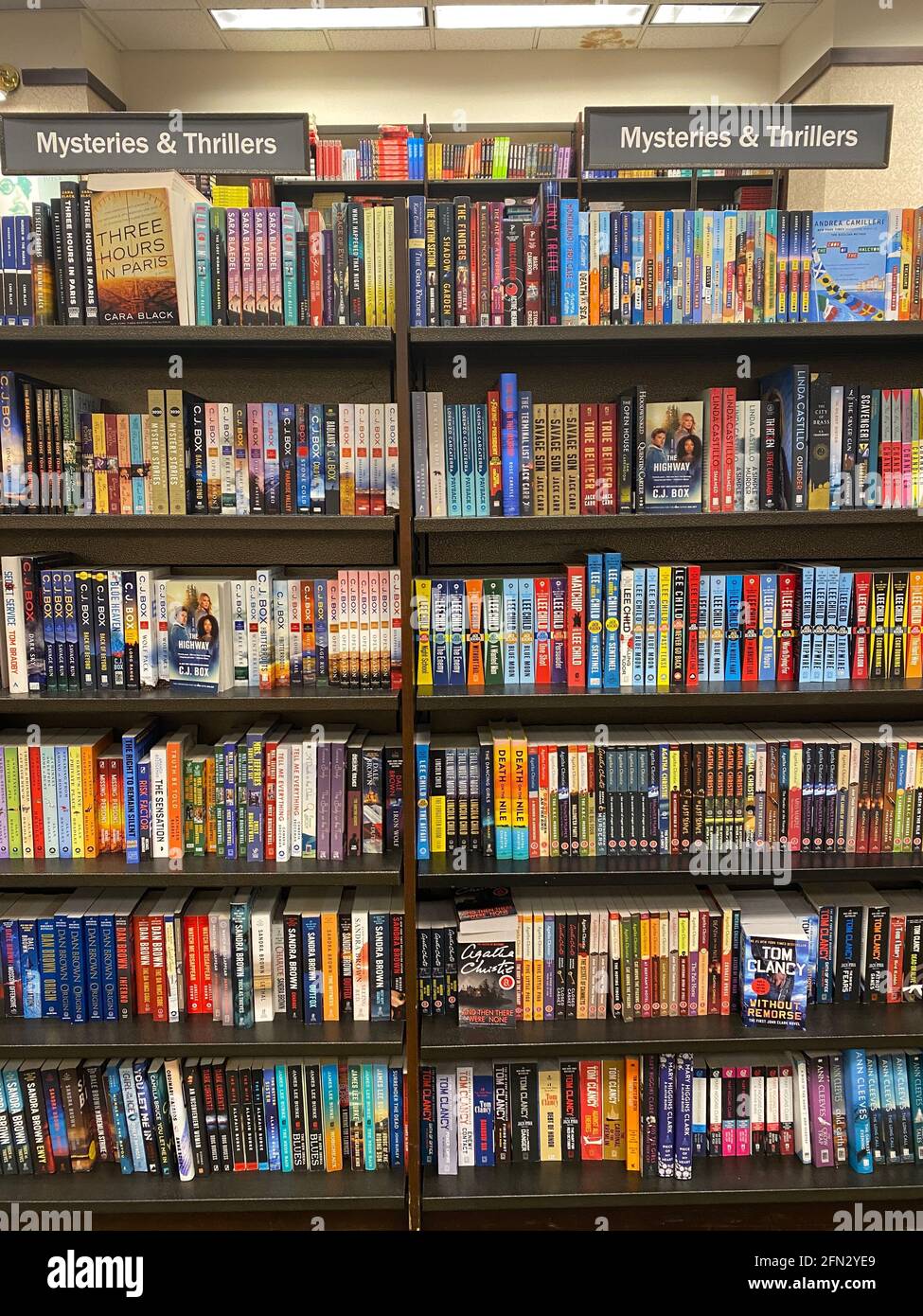 Misteri e thrillers sono è uno dei generi più popolari venduti in librerie. Foto Stock