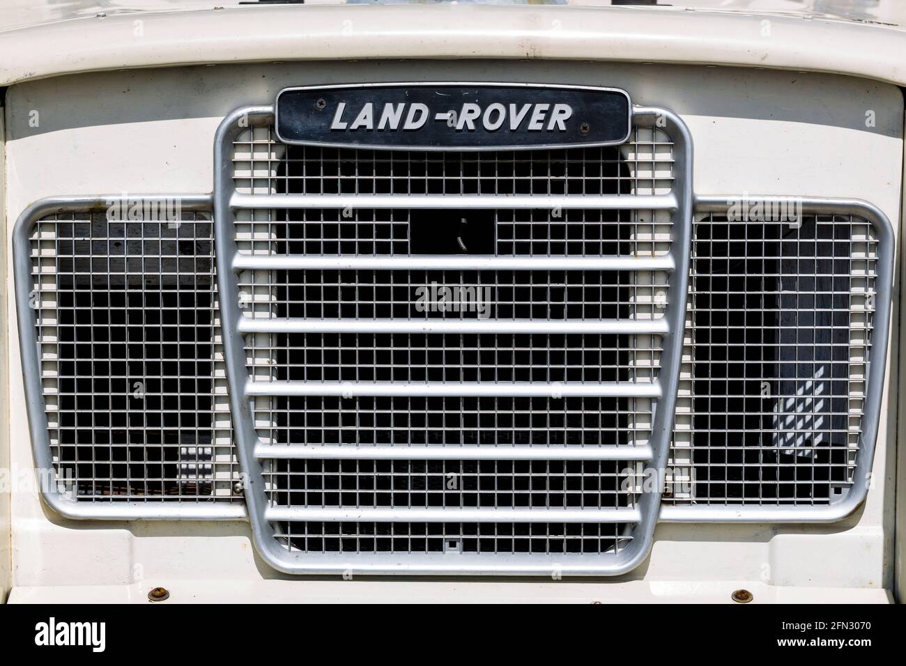 Griglia e logo Land Rover Serie 3, Regno Unito Foto Stock