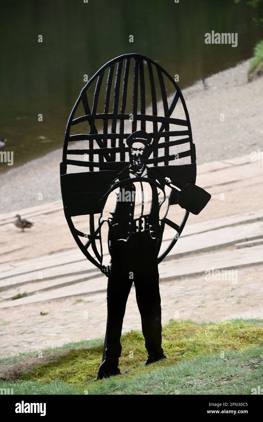 La scultura in ferro di Ironbridge Coracle uomo Tommy Rogers by Lo scultore Luke Perry accanto al fiume Severn, ritratto da DAVID BAGNALL Foto Stock