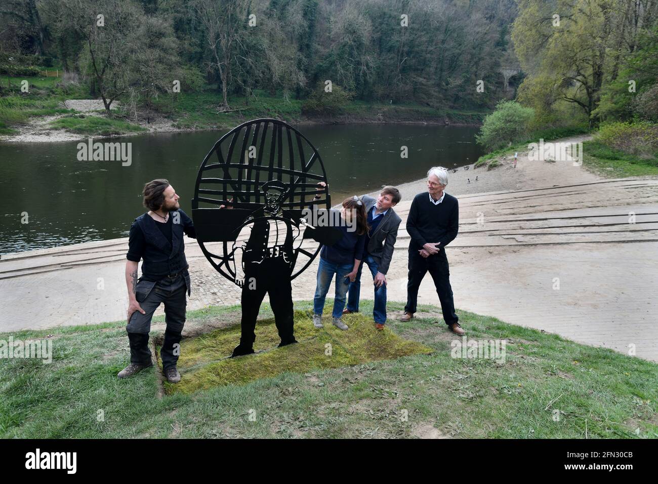La scultura in ferro dell'uomo del coracolo di Ironbridge Tommy Rogers con lo scultore LtoR Luke Perry, Marion Blockley, Wayne Owen (parente della famiglia Rogers) A. Foto Stock